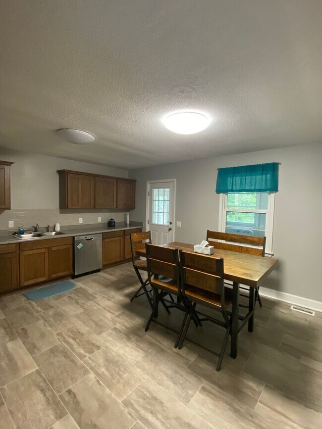 Foto del edificio - Spacious 3BR/2BA with Open Layout and Large Backyard