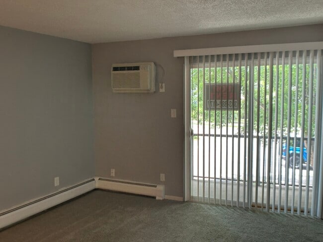 Building Photo - 1400 Golden Cir