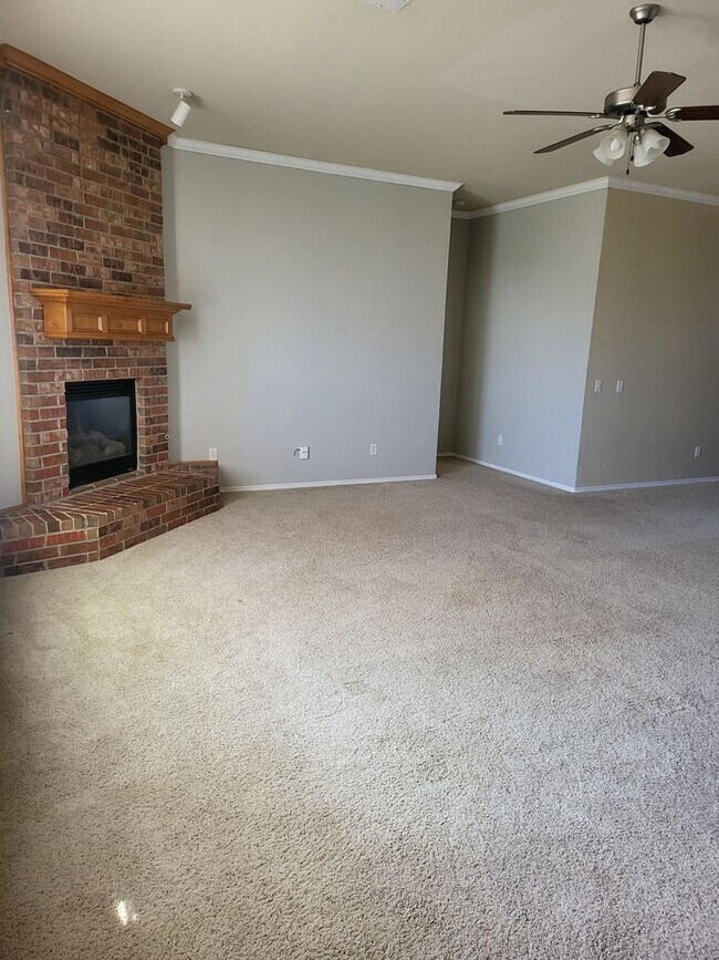 Building Photo - Welcome Home!!