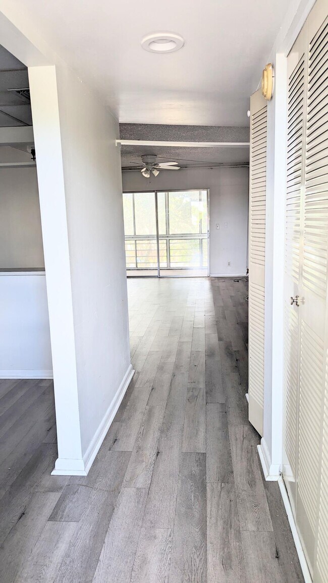 Building Photo - 1638 Embassy Dr