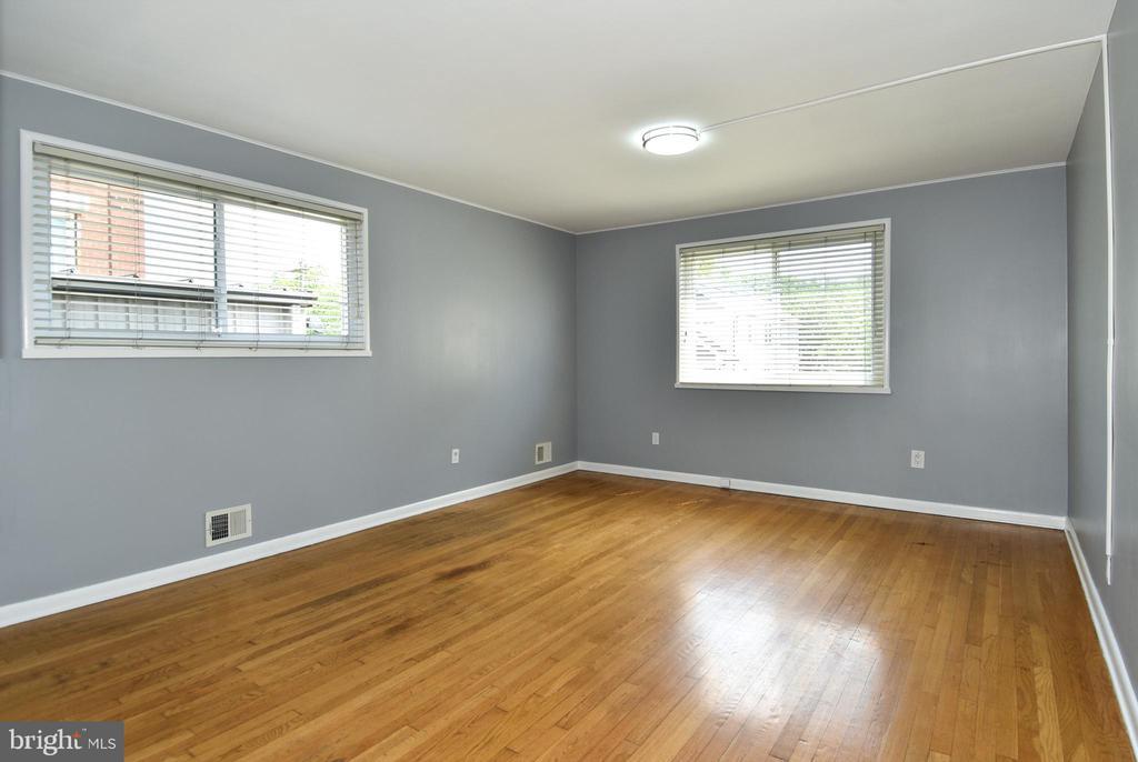 4710 Queensbury Rd Unit 3, Riverdale Park, MD 20737 Room for Rent in