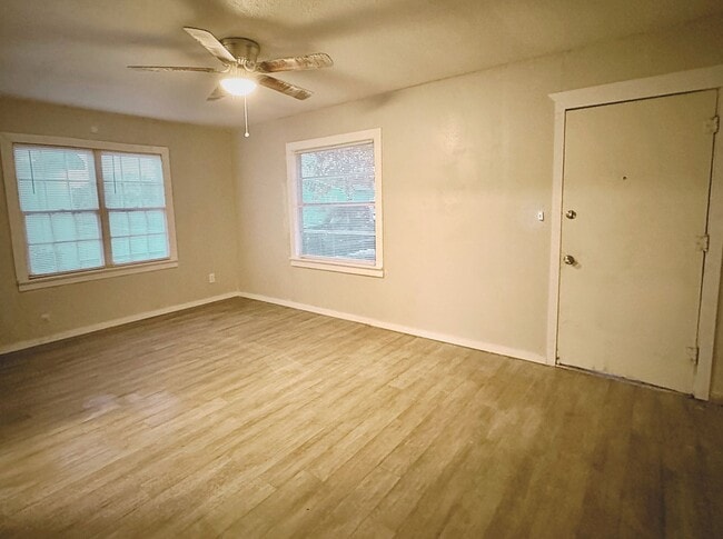 Building Photo - Coming Soon!!! Remodeled 2/1 in Great Location!