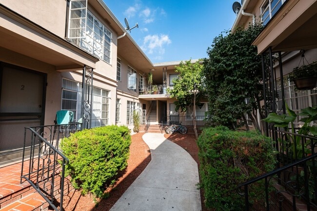 Foto del edificio - 970 N. Serrano Ave.