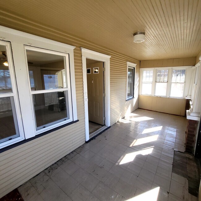 Building Photo - 565 Teddy Ave