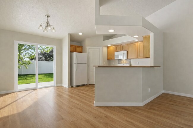 Foto del edificio - Spacious 4-Bedroom Home with 3-Car Garage