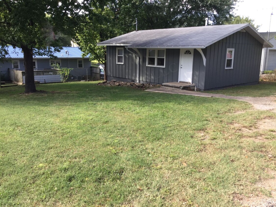 Two Bed House in Stockton, MO! This house... - Two Bed House in Stockton, MO!  This house...