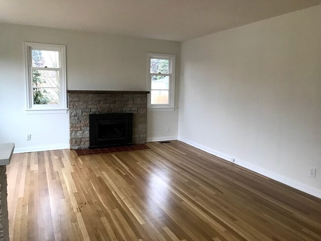 Foto del edificio - Charming 2+ bedroom , 2 bath , finished ba...