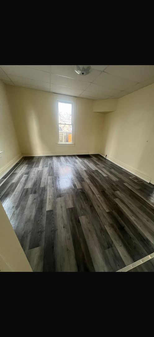 Building Photo - 3/4 bedrooms 1.5 bath