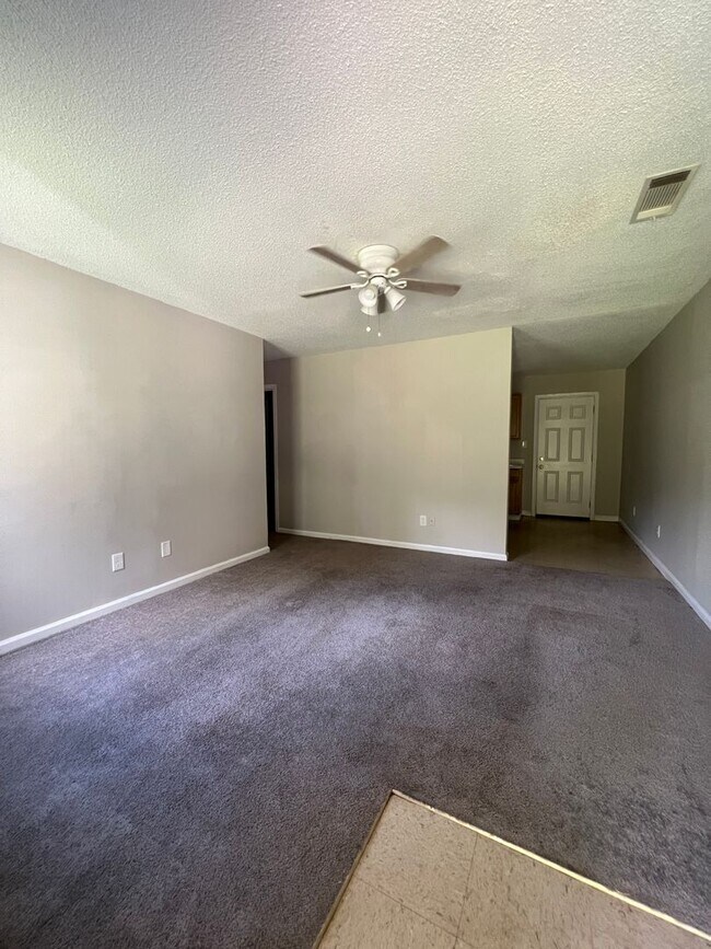 Foto del edificio - 8127-8127 Carlton Trail NW