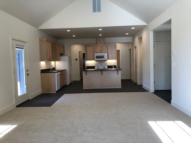 Building Photo - New 3 bedroom Home