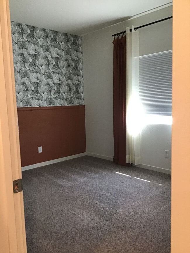Building Photo - Beautiful home Near bus/transportation for...