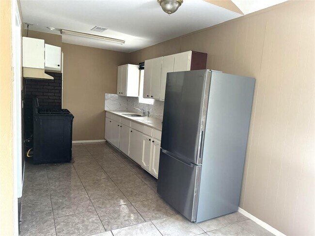 Building Photo - 5538 Maywood Dr