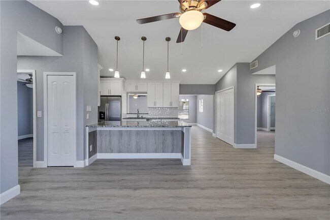 Foto del edificio - 10841 Log House Rd