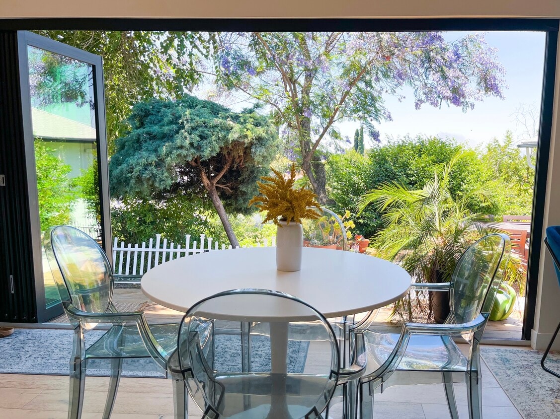 Dining table with panoramic doors - 4255 San Rafael Ave