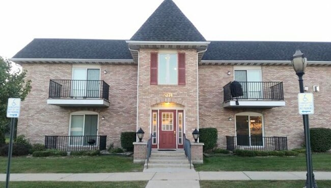 Building Photo - Spacious Condo with Modern Comforts