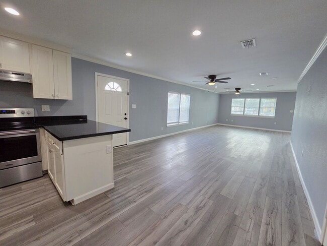 Building Photo - 718 W Lozano St
