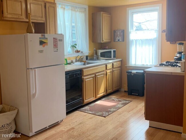 Building Photo - 2 br, 2 bath Townhome - 120 Park St
