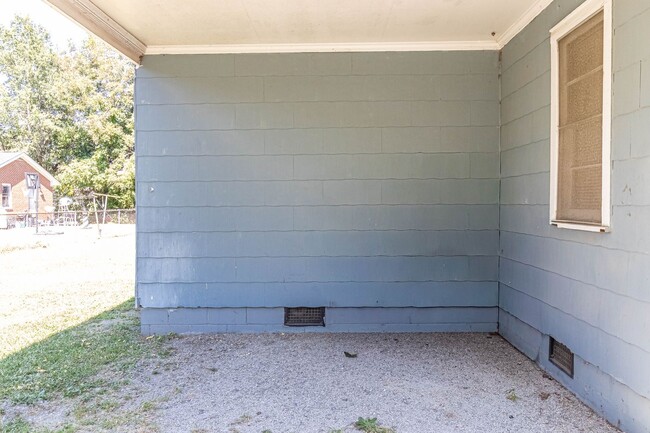 Building Photo - 2 BR | 1 BA Duplex Unit - Great Central Lo...