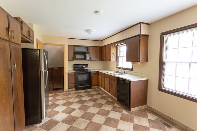 Building Photo - The Tierra Pines