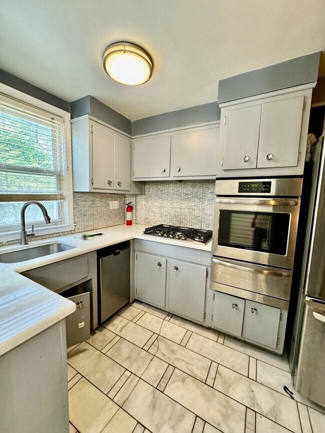 Foto del edificio - 3 Bedroom Home with Parking
