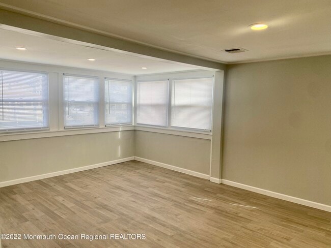 Building Photo - 209 Pine Dr