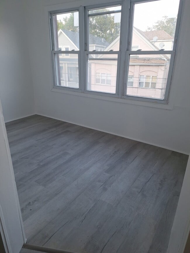Building Photo - 18 Lowden St