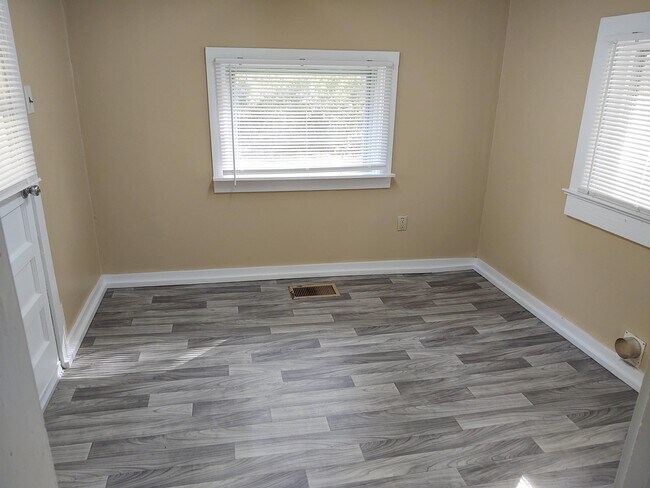Foto del edificio - 2400 Ridgecrest Dr