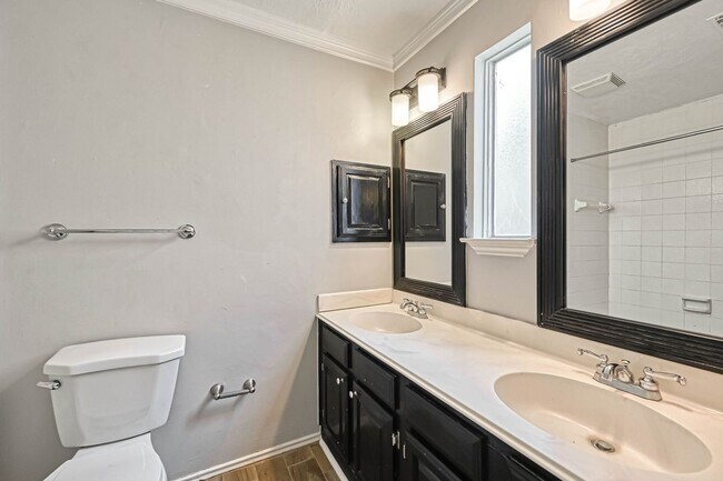 Foto del edificio - 2235 Sentinal Oaks St