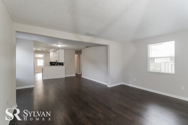 Building Photo - Sweet 4BR 1BA Home
