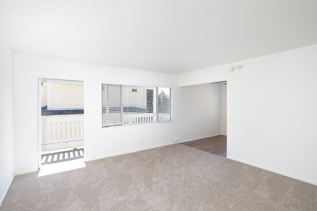 Foto del edificio - La Jolla / Village Area - Upstairs One Bedroom in the Village!