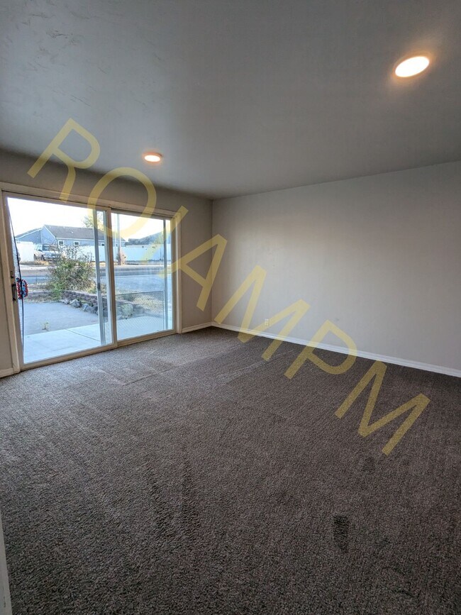 Building Photo - 824 Craven Ave
