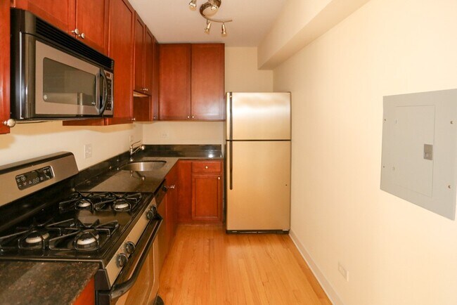Building Photo - 622 W Wrightwood Ave