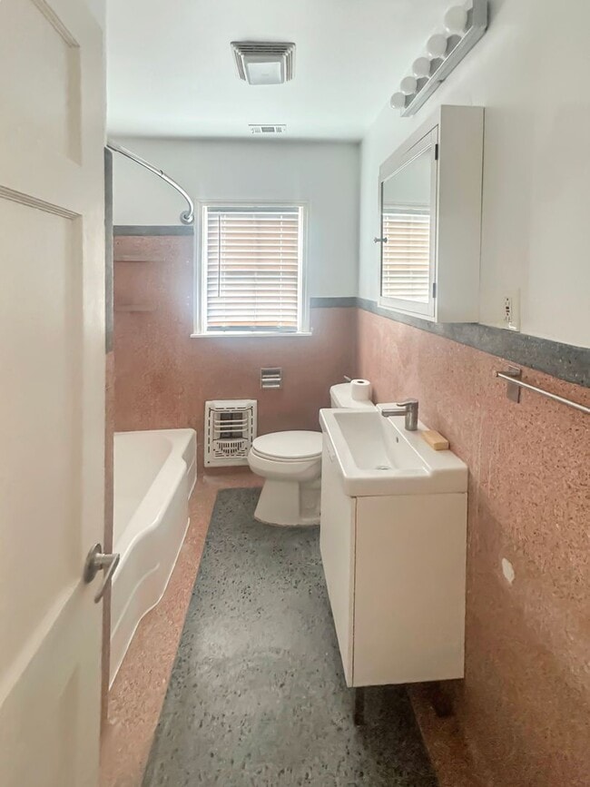 Building Photo - Alamo Heights Move In ready