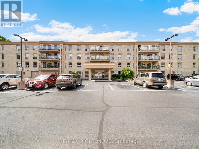 Building Photo - 486-486 Laclie St
