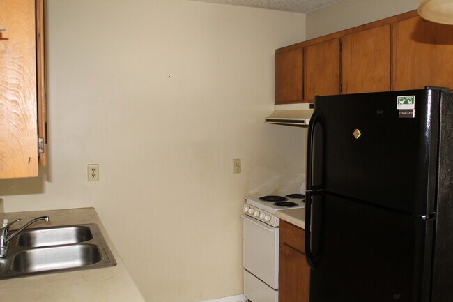 Building Photo - 2 bedroom near Park Circle (new pics forth...