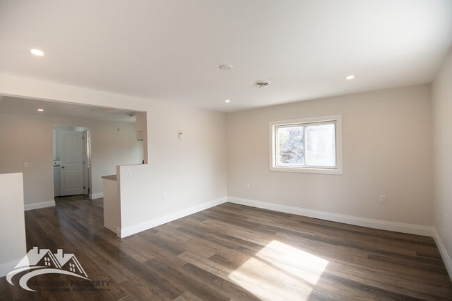 Building Photo - 216 Gillard St