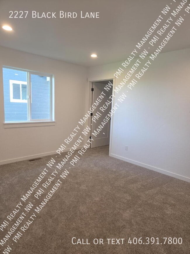 Foto del edificio - 2227 Black Bird Ln