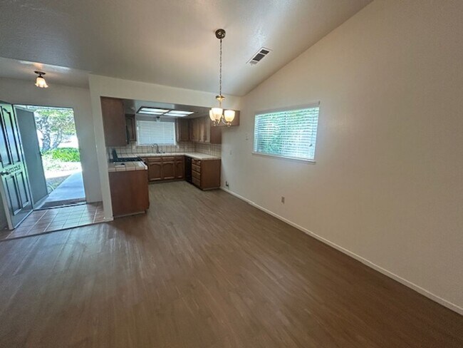 Foto del edificio - 3 bedroom 2 bath in central Visalia!