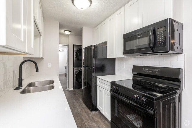 1BR, 1BA - 620SF - Kitchen - Forest Park II Apartments
