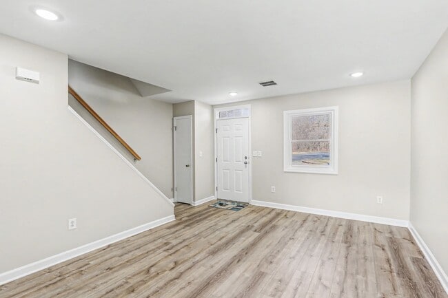 Building Photo - Two bedroom, one and a half bath interior townhome in Mechanicsburg