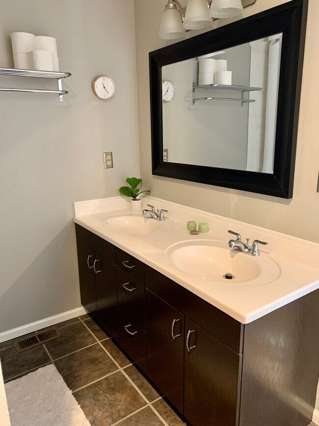 Master bath with double vanity - 3795 Birchwood Dr