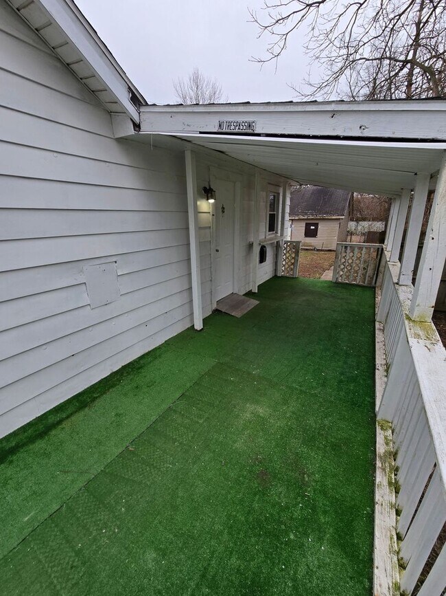 Building Photo - Updated 2-Bedroom, 1-Bath Bungalow with La...