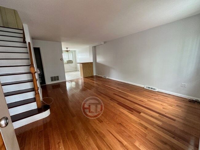 Foto del edificio - 1635 Mayflower Ave