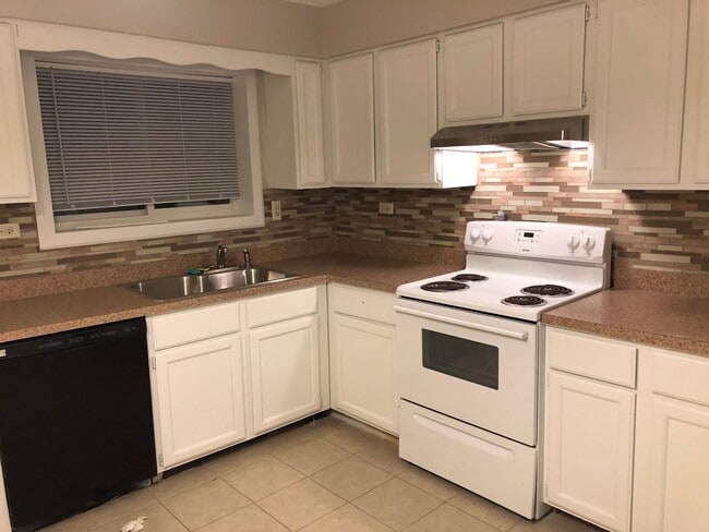 Building Photo - 1211 Whispering Hills Ct