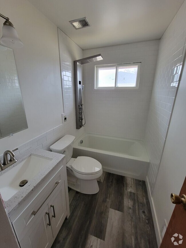 Building Photo - 1727 Silvercrest Dr