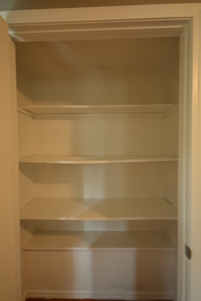 Building Photo - Rent this 2 Bedroom 1 bathroom Home