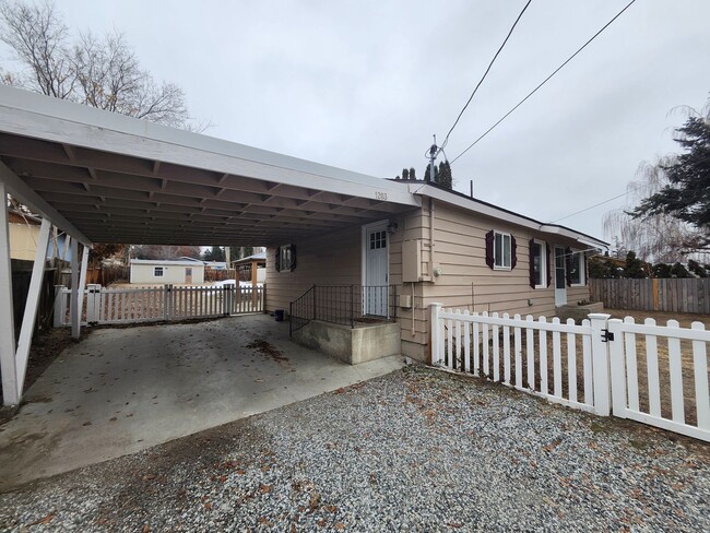 Building Photo - Renovated 3-Bedroom House w/ Large Backyar...