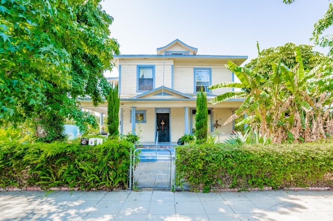 Front - 724 W 2nd St