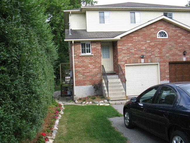 Building Photo - 132 Waterloo Av