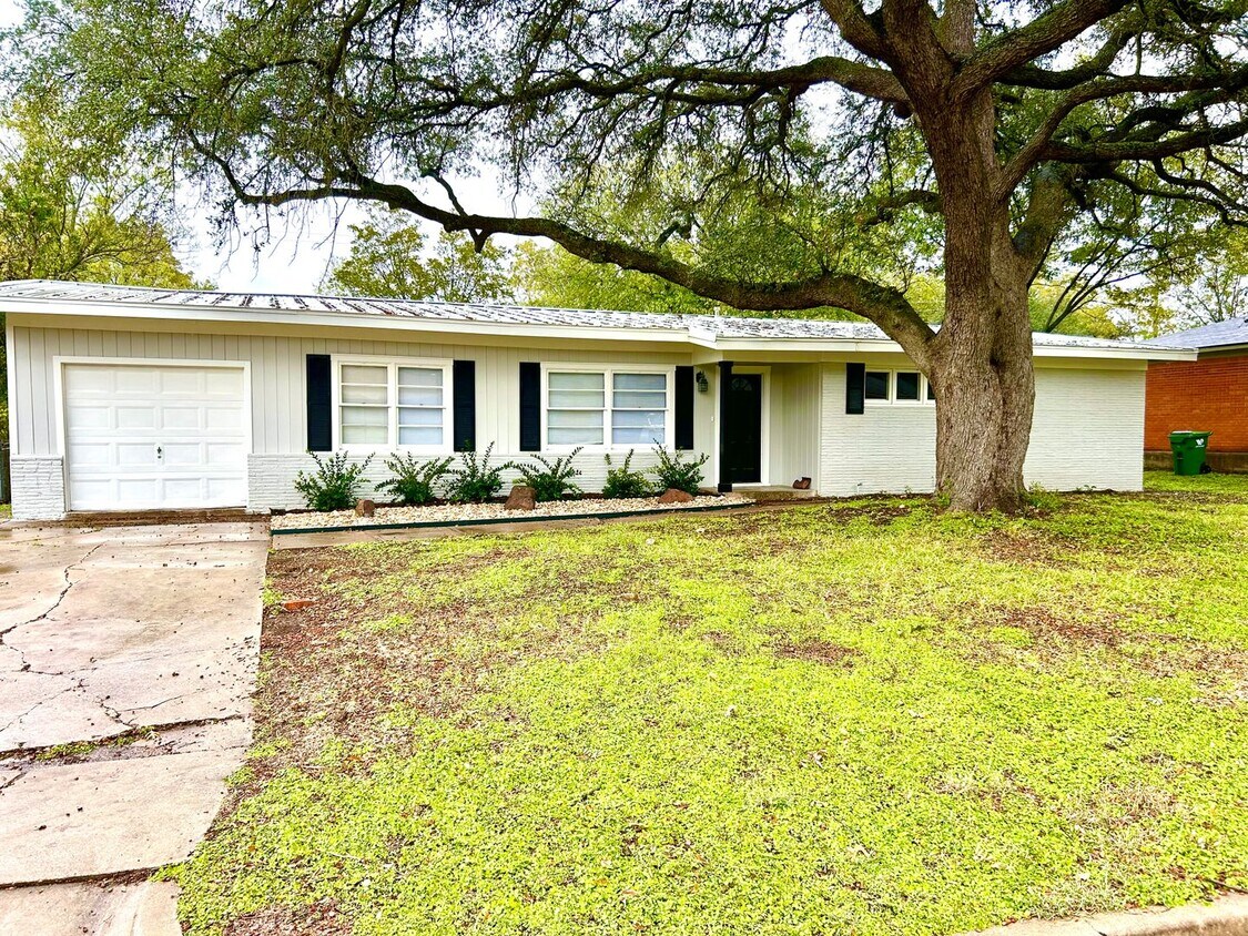 Foto principal - Beautifully Remodeled Home in Mountainview Area